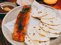 烟熏三文鱼配烤饺子皮和芥末籽酱-BOR Eatery(安福路店)