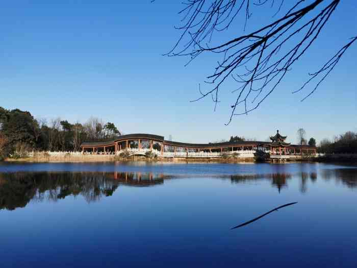 穿石坡湖-"穿石坡湖可以算是岳麓山上相对冷门的景点了.