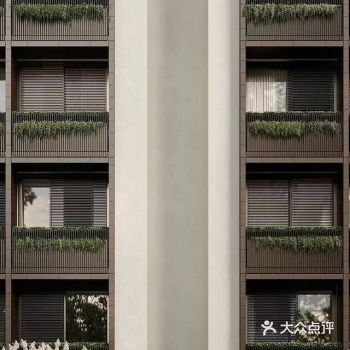因住宅楼规模关系设计师简化了大堂的设计,推开入口玻璃门,正对