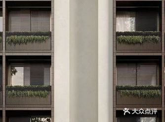 因住宅楼规模关系设计师简化了大堂的设计，推开入口玻璃门，正对