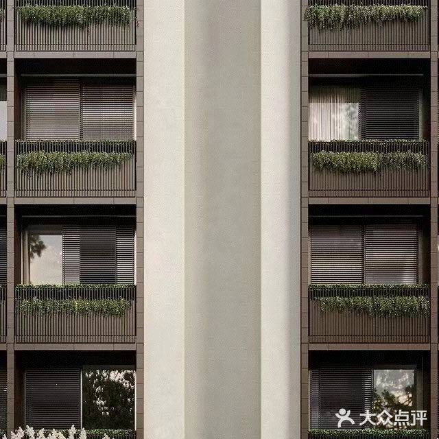 因住宅楼规模关系设计师简化了大堂的设计,推开入口玻璃门,正对