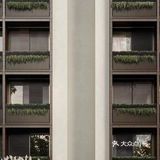 因住宅楼规模关系设计师简化了大堂的设计,推开入口玻璃门,正对