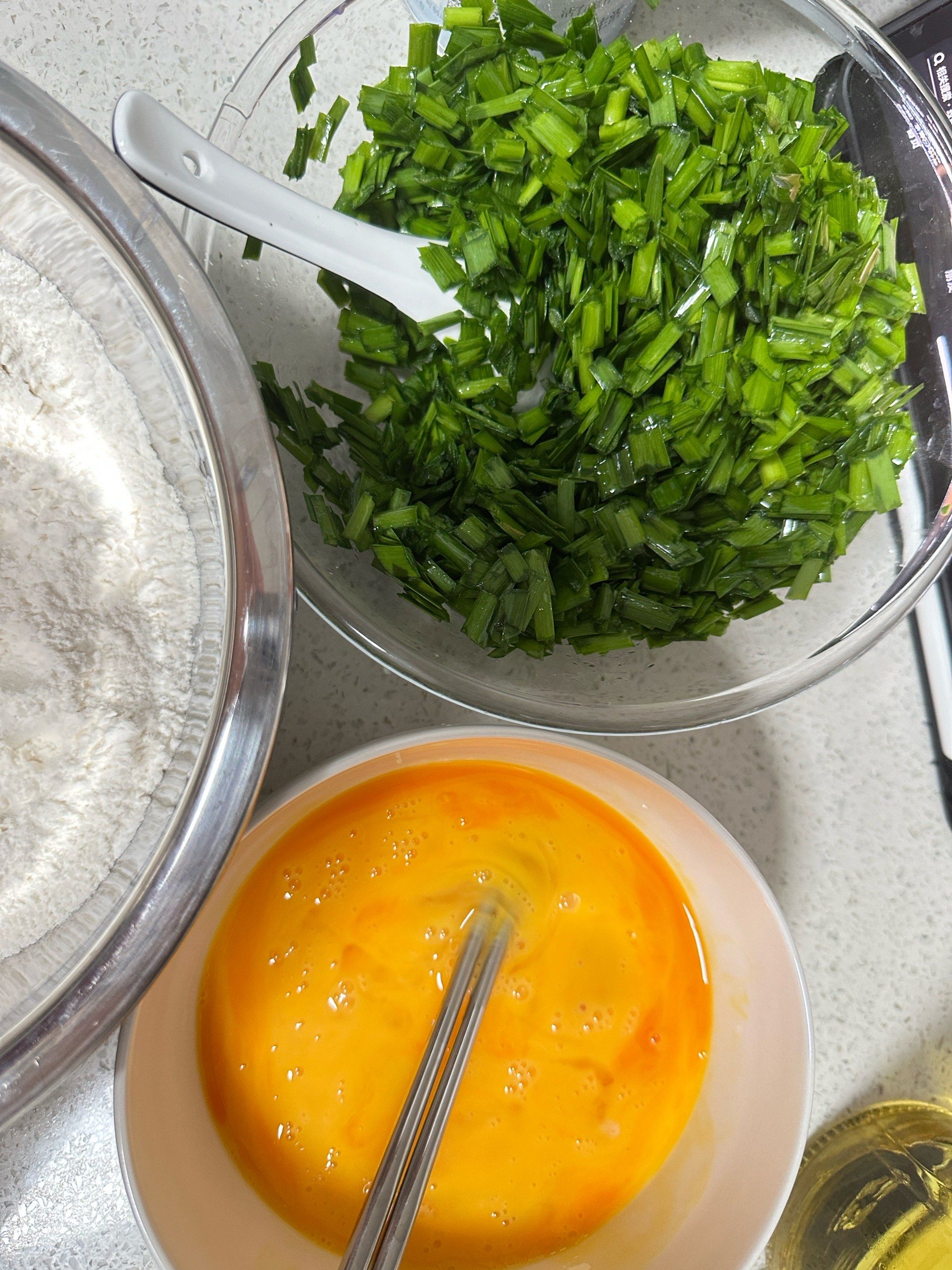 在家做韭菜鸡蛋饼