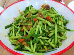 藜蒿炒腊肉-英子家庭菜馆(系马桩店)
