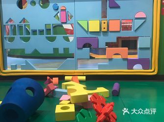 有沙袋，滑梯，独木桥、隧道等