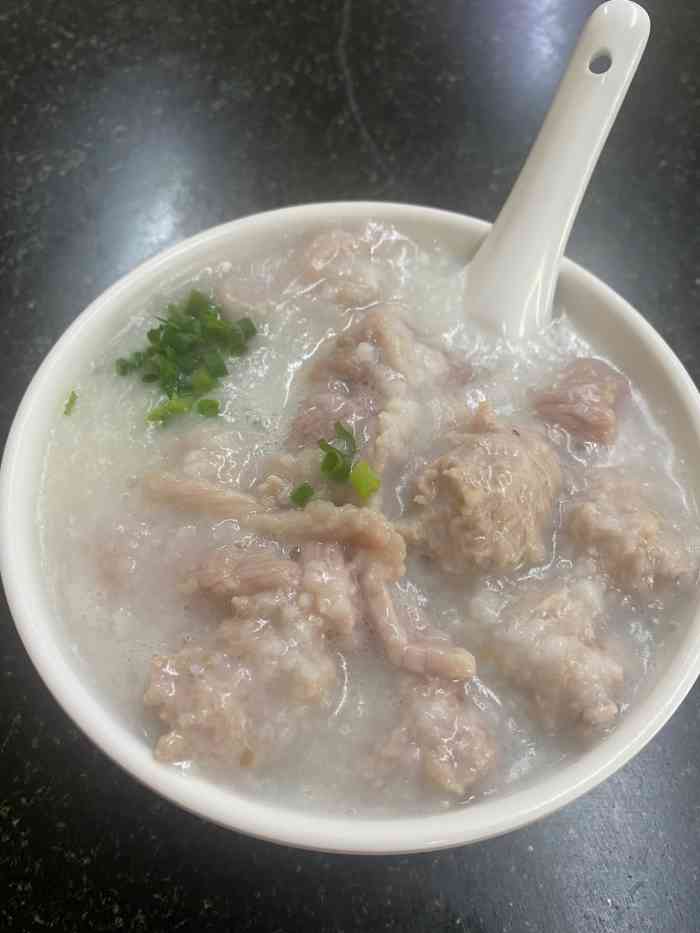价格算是很实惠,而且份量很足 「肉丸瘦肉粥」肉好多,粥底就很一般