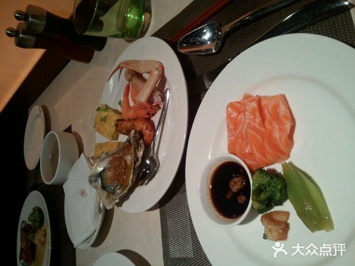 广州中心皇冠假日酒店-环市食坊·海鲜自助餐厅三文鱼图片