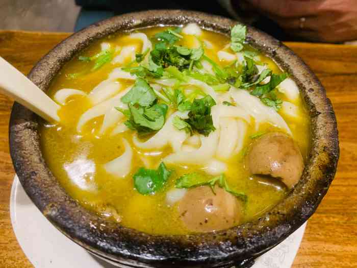 百年阿哥土豆粉(二七万达店)-"今天下雨和同事在二七转了一圈,感觉这