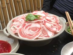 -茅草房·河畔园林火锅