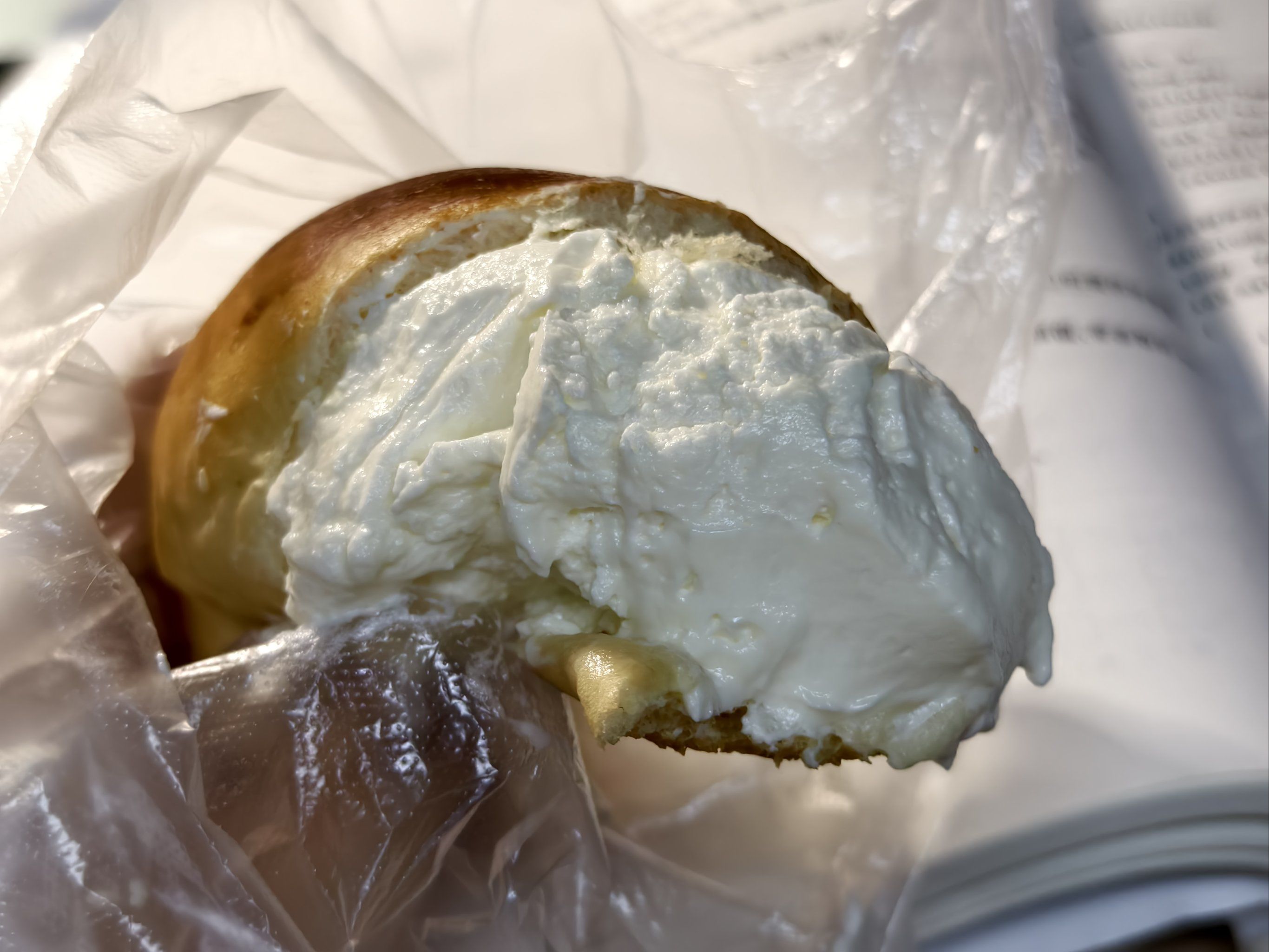 奶油灌到爆出的奶油海螺面包