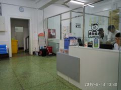 一楼大厅是候诊室，门右边是分诊台-成都民大动物医院