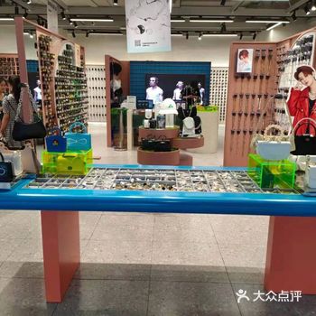 我们吃完午饭去的，店内人很多