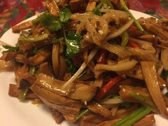 -闯关东东北农家菜(崂山石老人店)