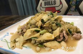 Snow Cabbage and Bamboo Shoots with Pork Strips