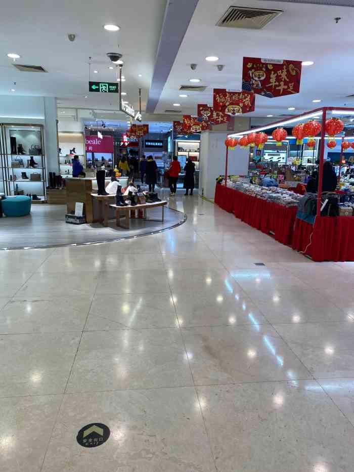新世界百货(大望路店)-"就在公司前面,商场挺小的,感觉没什么逛头.