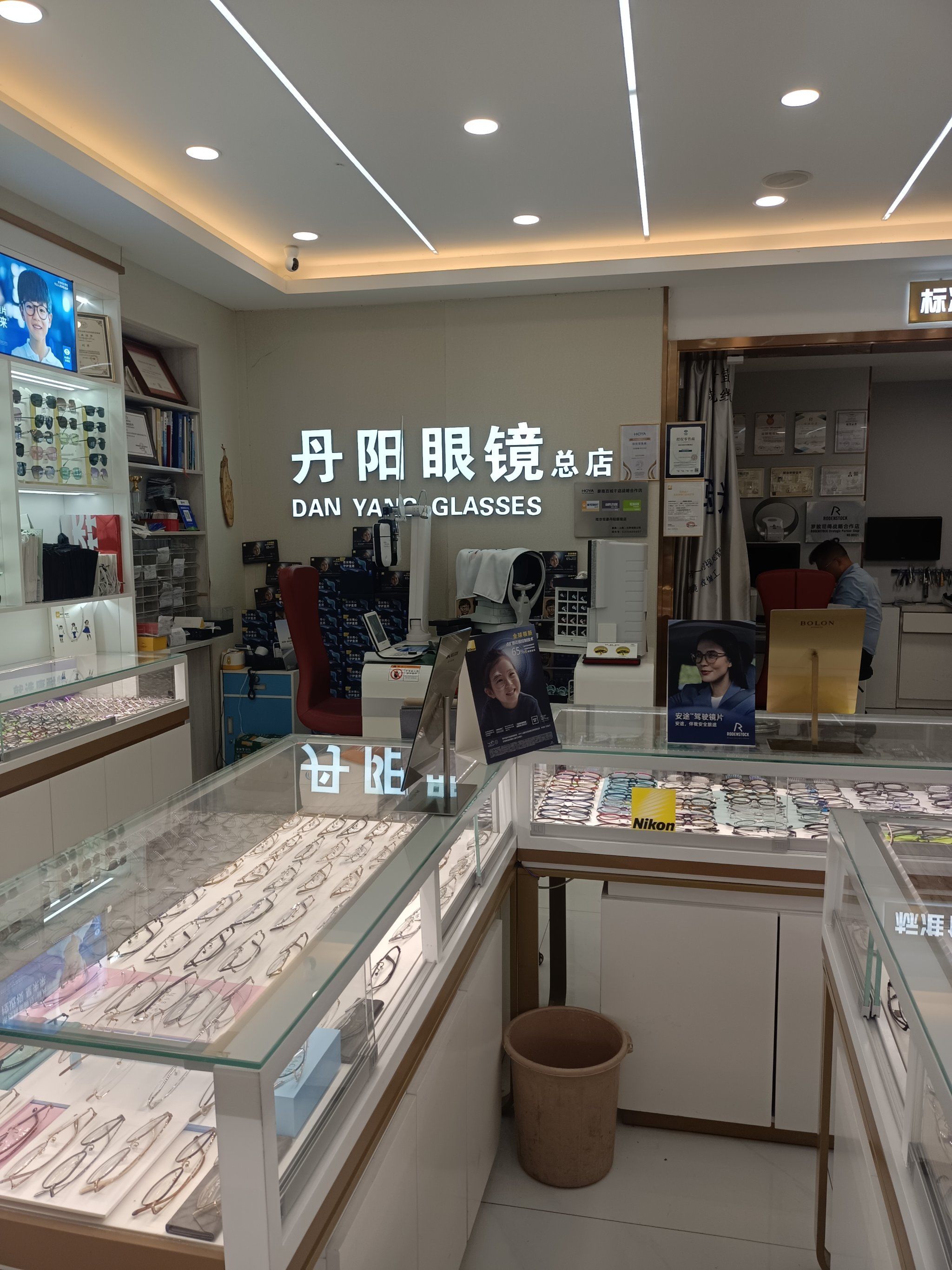 马上要小升初了,带女儿到家附近的丹阳眼睛店配了副眼镜
