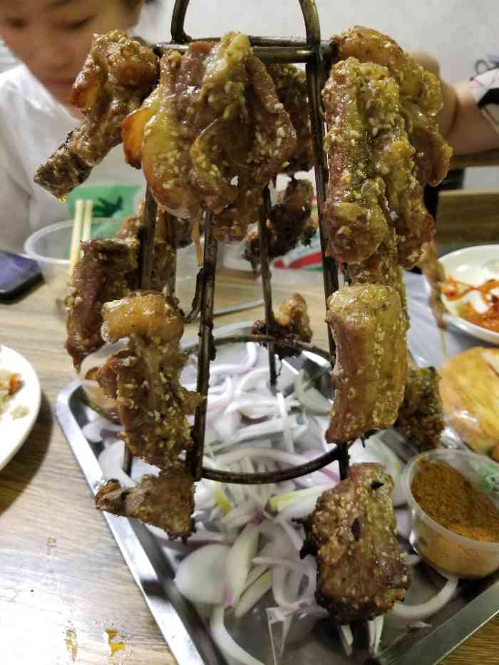 新疆木垒烧烤-"「烤羊肉串」羊肉烤的不错,吃起来挺爽的 .