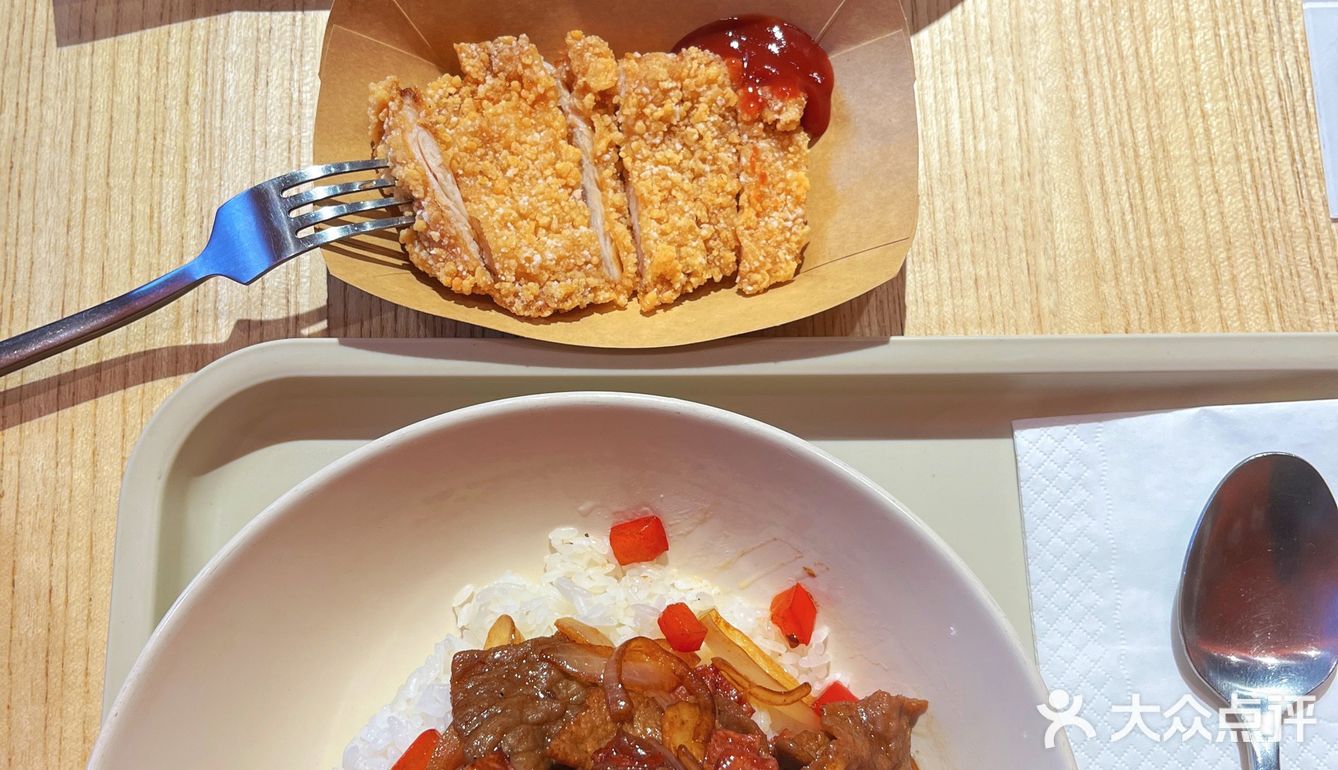 都是附近写字楼的白领在这儿吃午餐吧