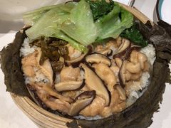 冬菇滑鸡腿丝苗荷叶饭-喜势点·糖沙翁手工茶点·本地人茶居(永庆坊店)