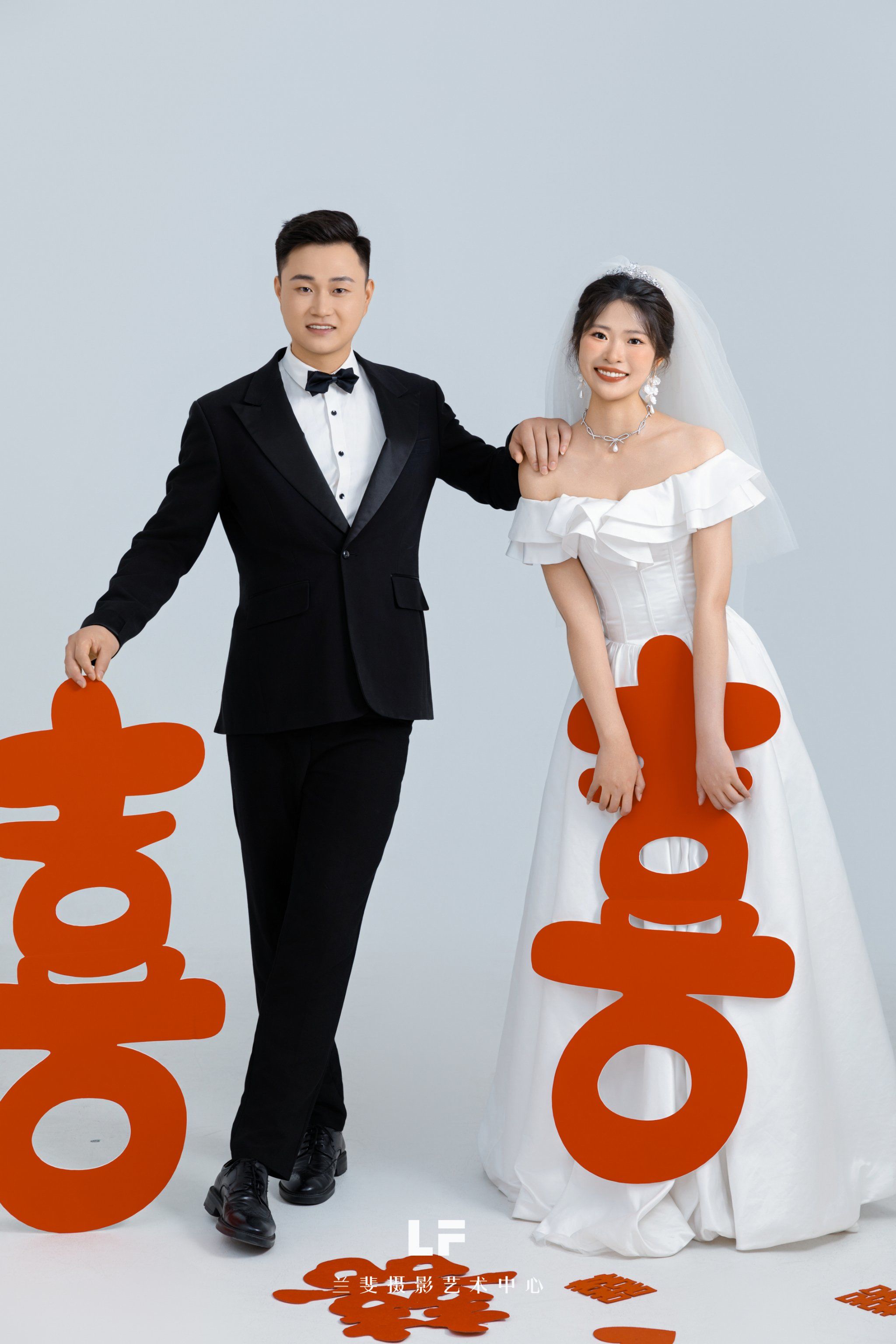 喜家风婚纱照中的新人表情通常自然,幸福