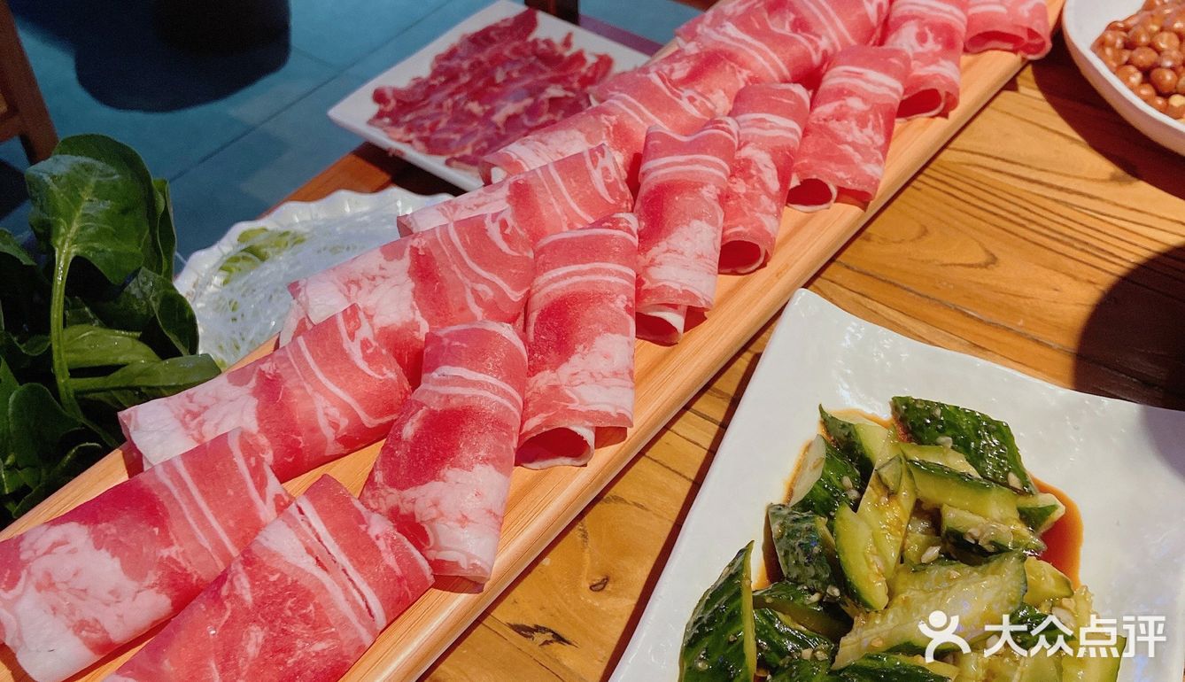 热气腾腾的牛羊肉火锅，谁能不爱呢！ 