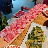热气腾腾的牛羊肉火锅，谁能不爱呢！ 