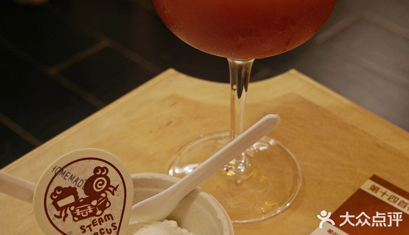 雨天里穿过漫画里行驶而来的蒸汽列车🚂咖啡屋