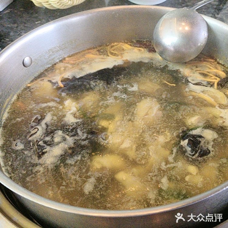 服务到位，套餐物美价廉，火锅汤底和菜品很棒，量很足