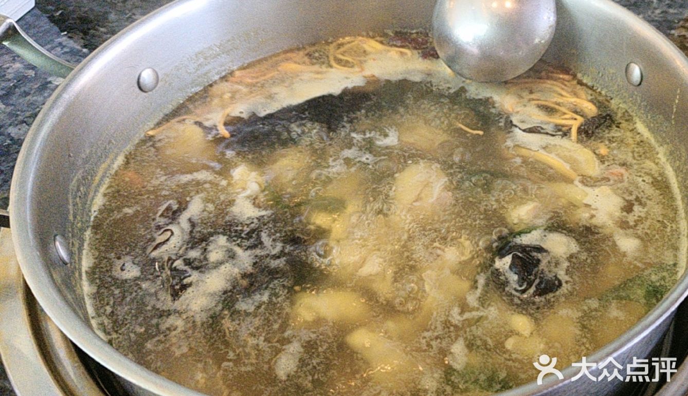 服务到位，套餐物美价廉，火锅汤底和菜品很棒，量很足