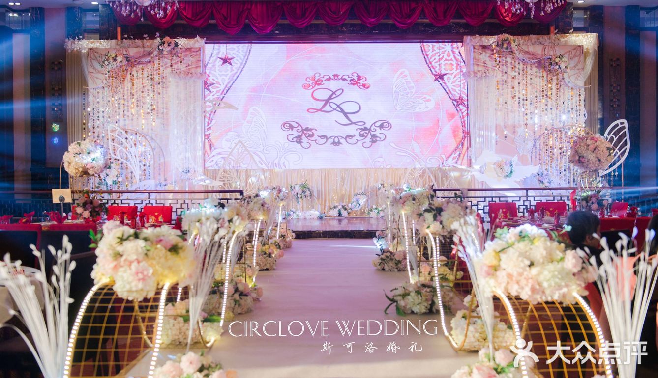 星与月，你与我，都被匿藏在这片温柔的香槟色中。