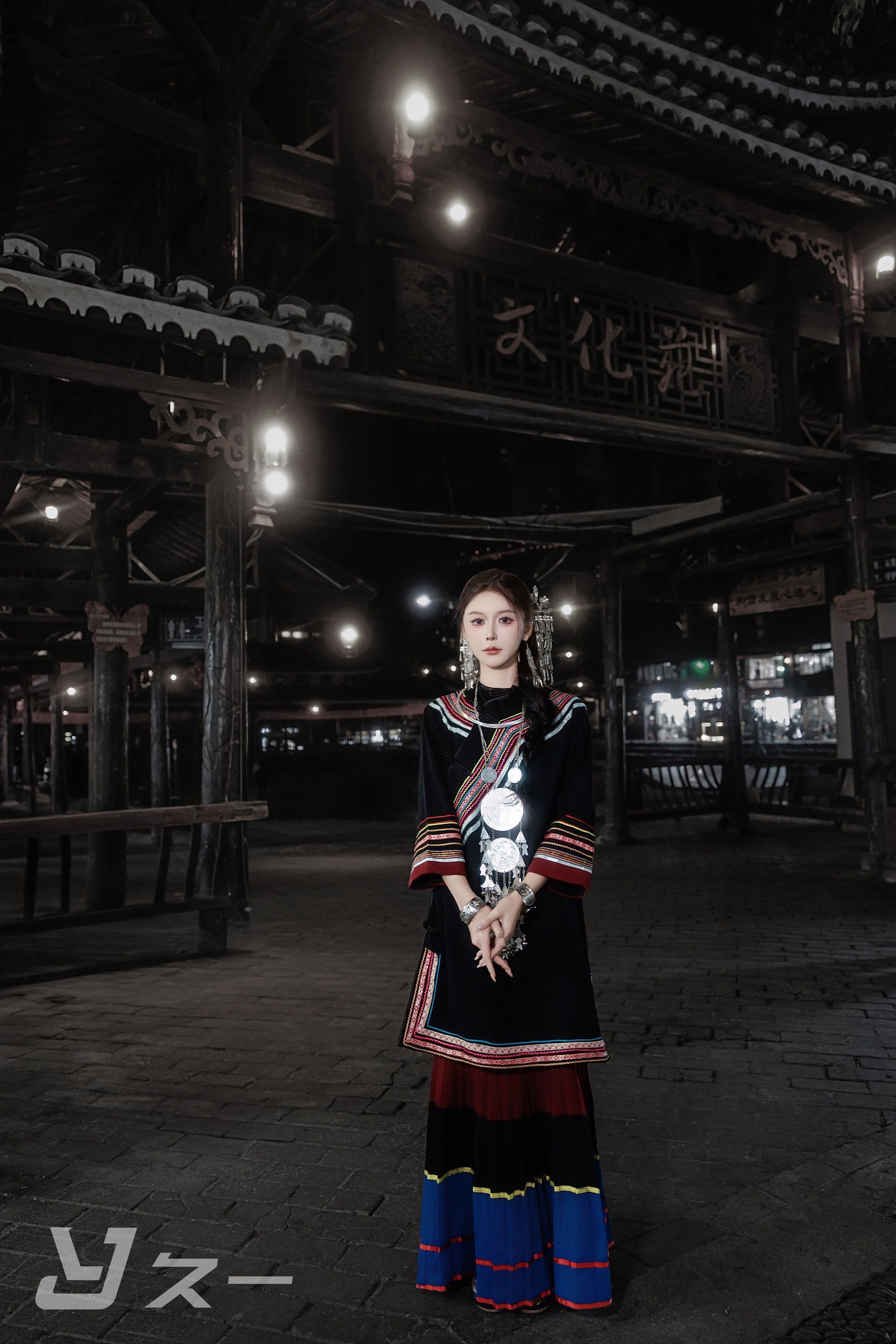 画中走出的彝族姑娘
