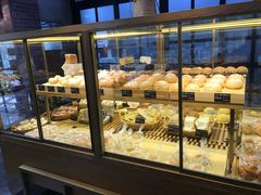 面包甜点陈列柜-啊噗吐呦现场烘焙(麦凯乐店)