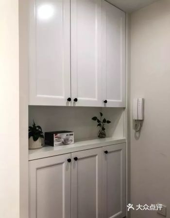 原本进门正对客厅，砌了墙做了嵌入式鞋柜，既增加了室内