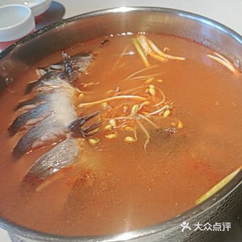 适合三五好友小聚和家庭聚餐。酸汤鱼的汤底酸味恰到好处