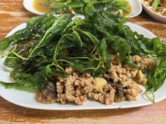 炸皮蛋香菜猪颈肉末-Larp Silom 3