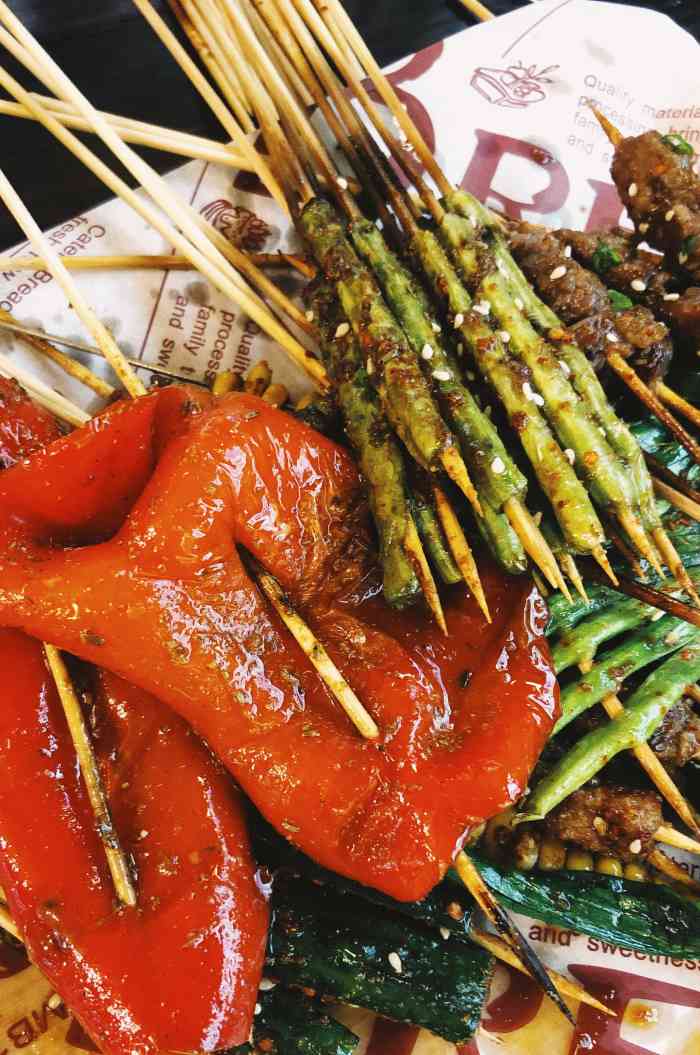 上上签湘西小串(都正街店)-"县正街里的烧烤,都是小串的肉和菜,肉菜的