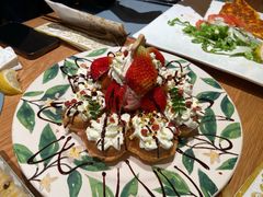 草莓冰淇淋华夫饼塔-伊斯坦布尔土耳其清真咖啡餐厅