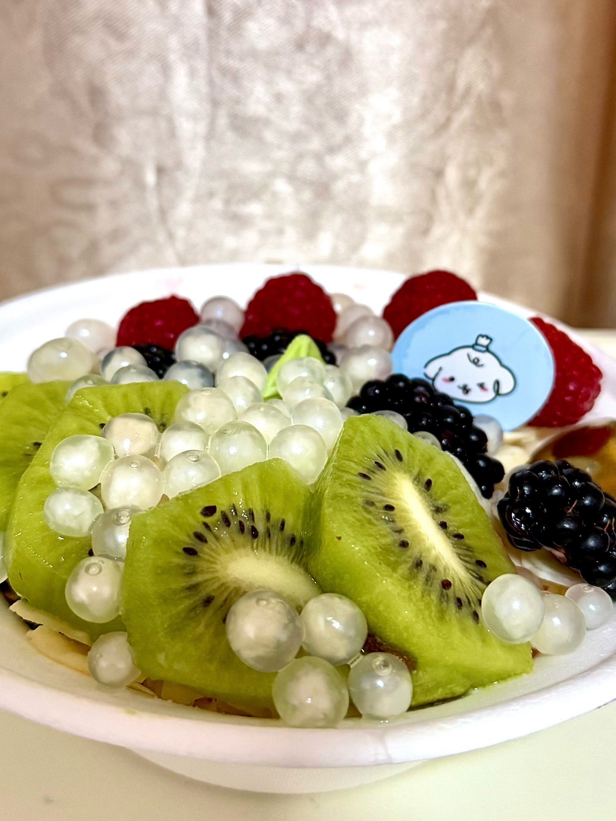午间水果酸奶盘
