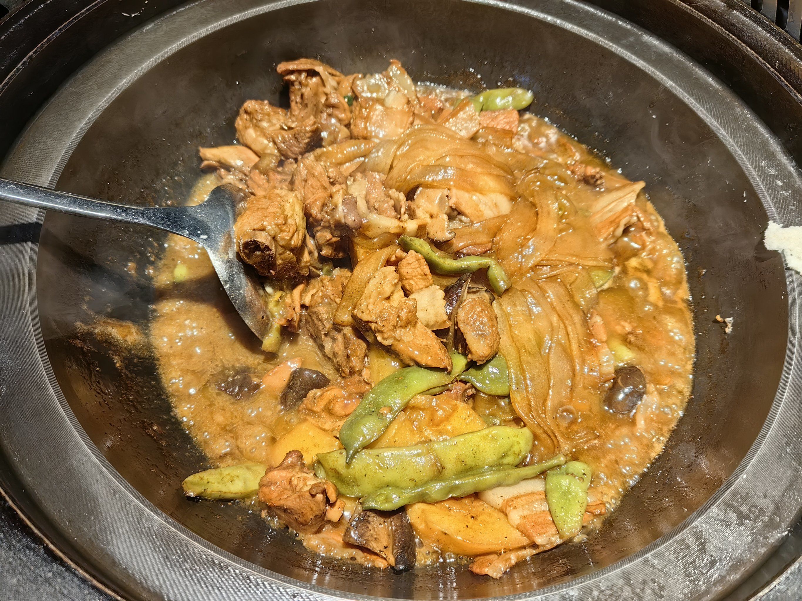 这是一家得到过东北人肯定的铁锅炖,强烈推荐来他家一定要吃这个排骨
