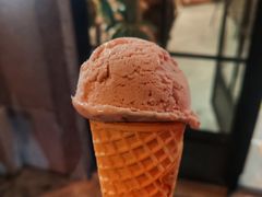 莓果味单球冰激凌-Fridi Patisserie Cafe