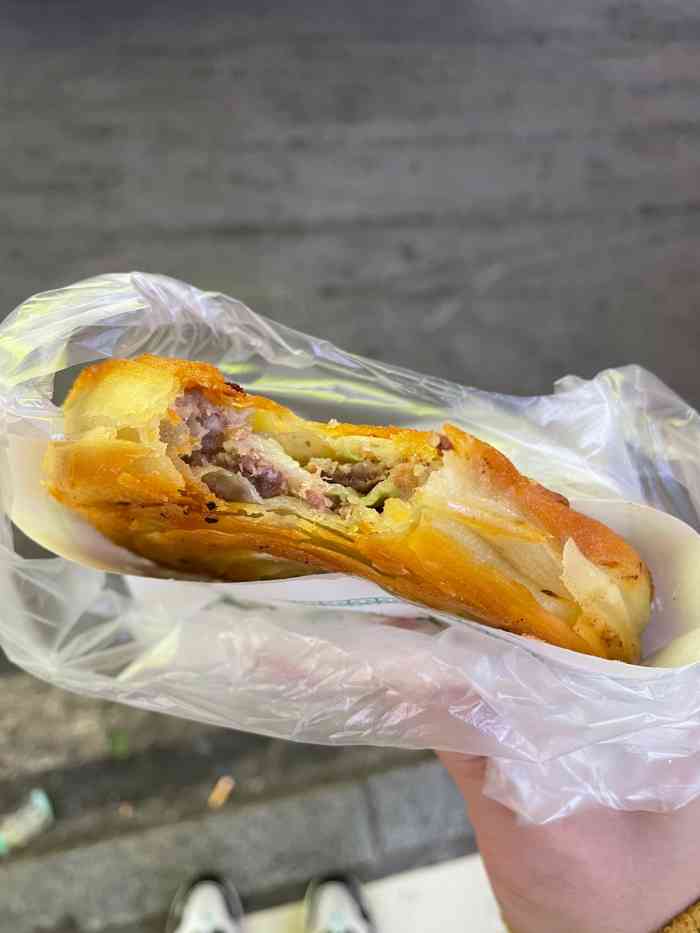今天路过这里正好看到没人排队赶紧上前买了一个尝尝