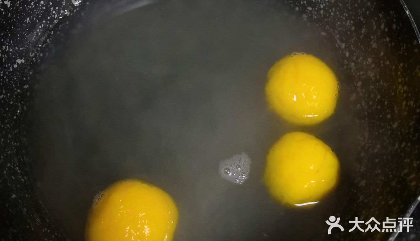 【做法步骤】1、南瓜去皮上锅蒸熟