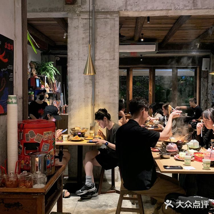 珠海这家巨巨巨好吃的泰式猪肘比拳头还大🔥火盆咔泰国MAMA面