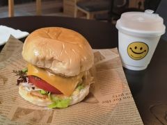 芝士牛肉汉堡-明谦·Coffee&Cocktail Bar(美您公园店)