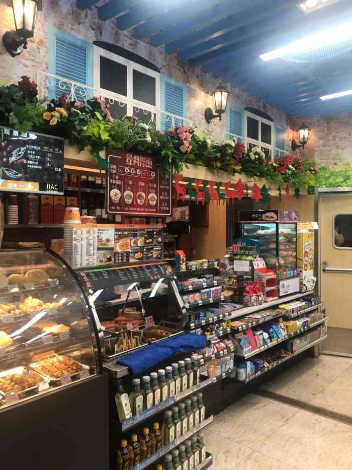 店小很温馨,收银台区域空间得到了很好利用,几个柜面的组合看上去琳琅