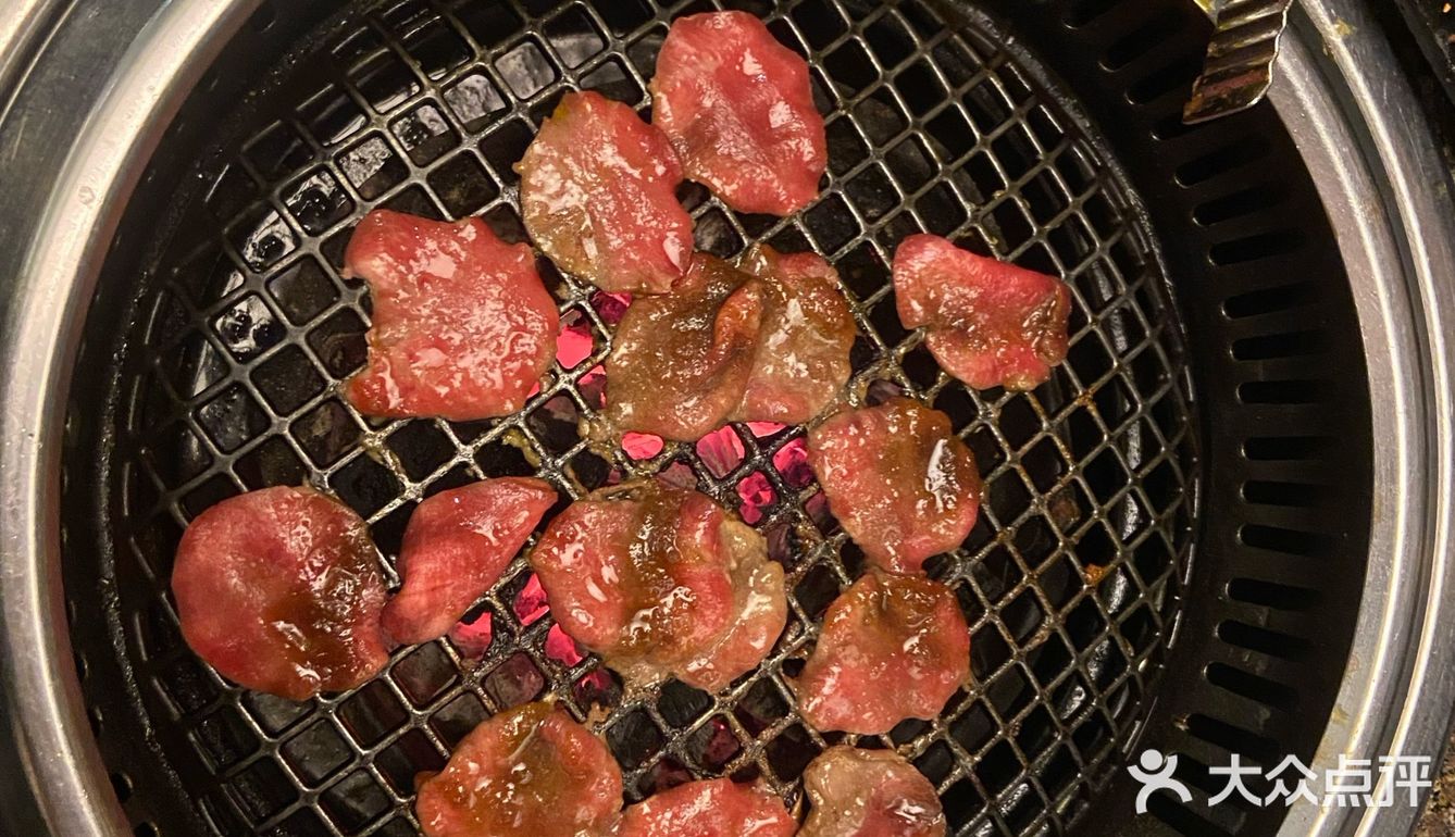 每次必吃的是烤牛肉和冷面,还有牛舌和板筋