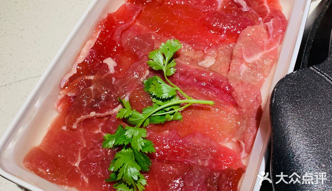 自带一道菜的量。拿个手环明档自选涮品，品种很齐全