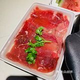 自带一道菜的量。拿个手环明档自选涮品，品种很齐全