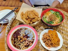-爆炸头阿姨小四川正宗川味小吃(无任何分店)