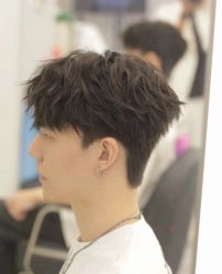 -一家只做男发烫染的店